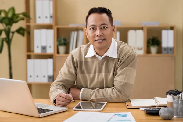 Ondernemer zit aan zijn Bureau — Stockfoto