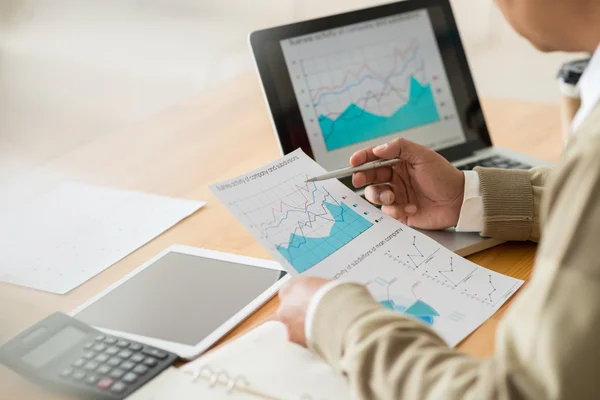 Manager working with graphs and charts — Stock Photo, Image