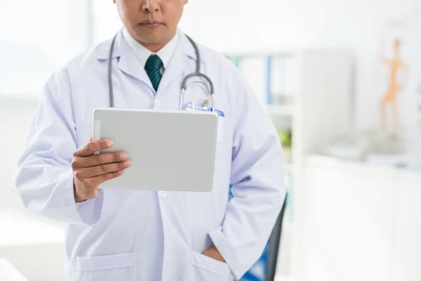 Medico con tablet — Foto Stock