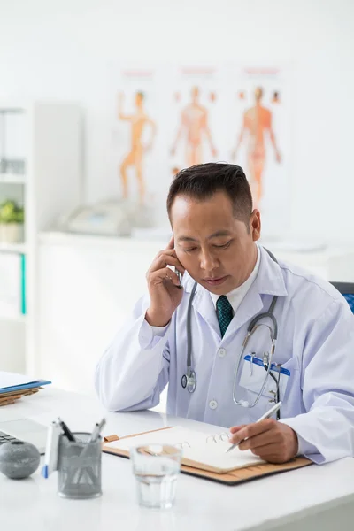 Hausarzt ruft seinen Patienten an — Stockfoto