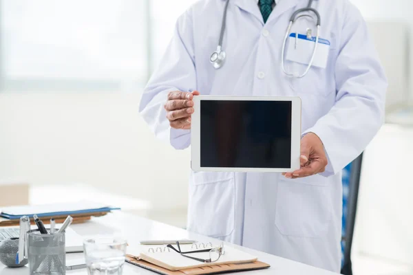 Médecin généraliste montrant tablette numérique — Photo