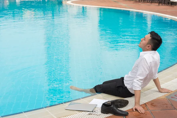 Empresario relajándose en la piscina — Foto de Stock