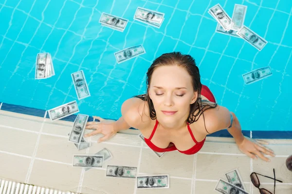Nő nedves bankjegyek — Stock Fotó
