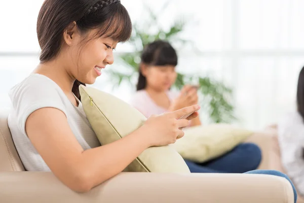 Meninas jogando jogo — Fotografia de Stock