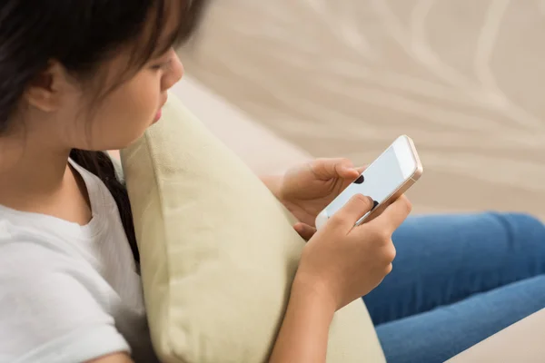 Meisje zittend en texting aan haar vrienden — Stockfoto