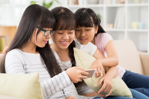 Chicas mirando fotos — Foto de Stock