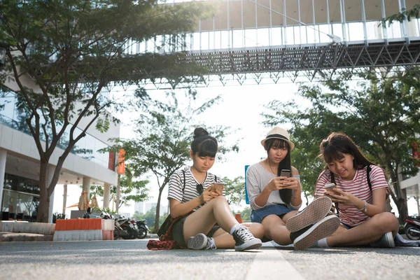 Девочки-подростки сидят на дороге — стоковое фото