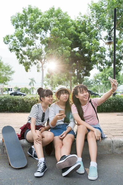 Selfie をして座っている女子学生 — ストック写真