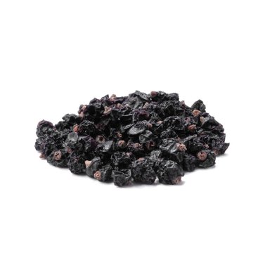Kurutulmuş siyah frenk üzümü. Beyaz arka plan. İzole edilmiş. Yakın plan..