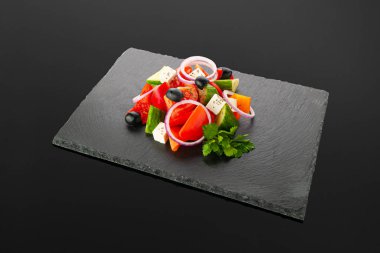 Siyah tahtada Yunan salatası