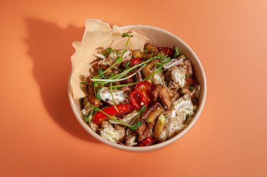 Tavuklu salata, sebze ve balzamik soslu pirinç cipsi. Yemek tabağında. Yakın plan. Yukarıdan bak. İzole edilmiş.