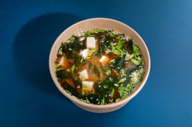 Tofu peynirli Miso çorbası, shitaki ve nori mantarı. Yemek tabağında. Yakın plan. Yukarıdan bak. İzole edilmiş.