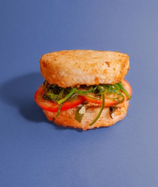 Sebzeli suşi burger ve chukka salatası. Vejetaryen yemeği. Yakın plan. İzole edilmiş.