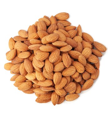 Soyulmuş badem grubu. Yakın plan. Beyaz arka plan. Yukarıdan bak. İzole edilmiş.