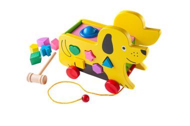 İp üzerinde ahşaptan yapılmış bir köpek. Çocuklar için ayırıcı ve çekiç oyunu. Eğitim oyuncağı Montessori 1 'de 3. Beyaz arka plan. Yakın plan..