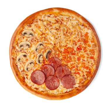 Dört dolgulu pizza. Baharatlı cervelat, sulu tavuk, domates, mozzarella peyniri, mantar, domates sosu. Yukarıdan bak. Beyaz arka plan. İzole edilmiş.
