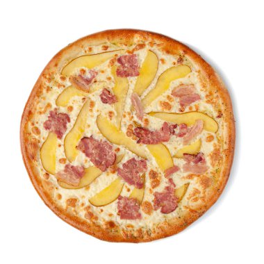 Armutlu pizza, pastırma ve mozzarella peyniri. Yukarıdan bak. Beyaz arka plan. İzole edilmiş.