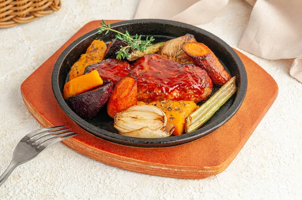 Baked Pork Honey Sauce Grilled Vegetables Thyme Served Frying Pan — Stockfoto