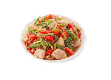 Tavuk ve sebzeli haşlanmış pirinç. Yeşil soğanla süslenmiş. Beyaz tabak. Beyaz arka plan. İzole edilmiş.