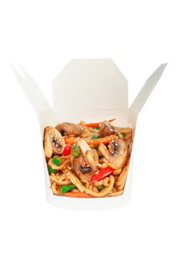Mantarlı ve sebzeli Wok noodle. Bir kargo kutusunda. Malzemeler görünür. Yakın plan. Beyaz arka plan. İzole edilmiş.
