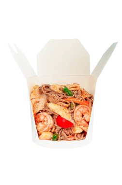 Deniz ürünleri ve sebzeli Wok noodle. Bir kargo kutusunda. Malzemeler görünür. Yakın plan. Beyaz arka plan. İzole edilmiş.