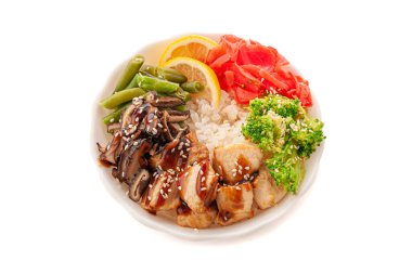 Tavuk filetosu, mantar ve sebzeyle dürt. Beyaz bir tabakta. Yakın plan. Yukarıdan bak. İzole edilmiş