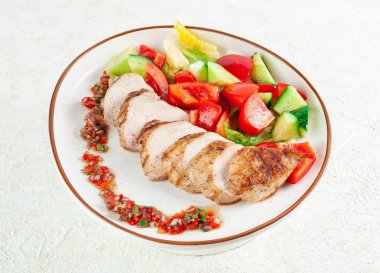 Tabakta sebzeli ızgara tavuk filetosu. Hafif arkaplan. Yukarıdan görüntüle.