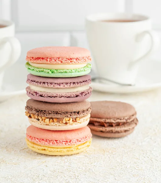 Macaroons Estão Empilhados Fundo Uma Xícara Com Café Fundo Luz — Fotografia de Stock