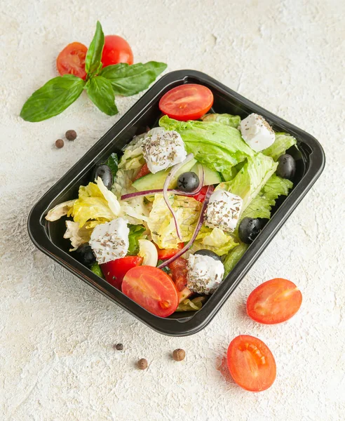 Salada Grega Com Legumes Queijo Feta Especiarias Num Contentor Entrega — Fotografia de Stock