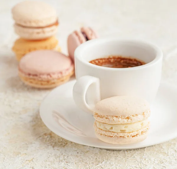 Macaron Est Dans Une Assiette Arrière Plan Tasses Avec Café — Photo