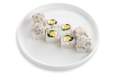 Çırpılmış yumurtalı suşi, yeşil soğanlı. Taze peynir ve midye. Beyaz bir seramik tabakta. Beyaz arka plan. İzole edilmiş.