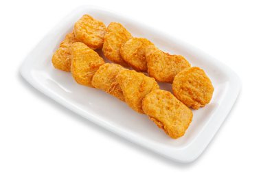 Beyaz dikdörtgen seramik tabakta tavuk külçeleri. Beyaz arka plan. İzole edilmiş.