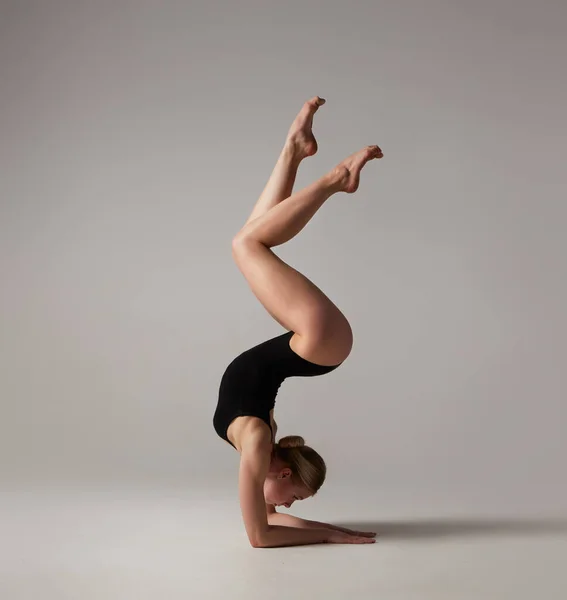 Hermosa Chica Rubia Flexible Posando Gimnasia —  Fotos de Stock