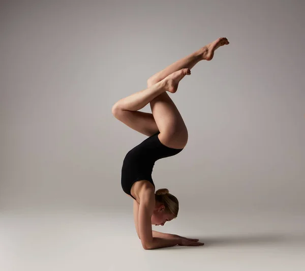 Menina Loira Flexível Bonita Posando Ginástica — Fotografia de Stock