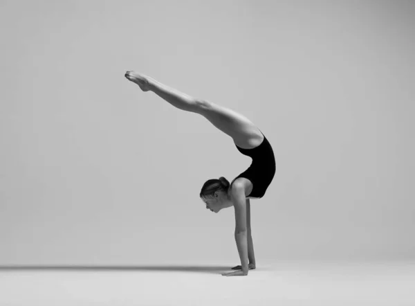 Beautifull Flexible Blonde Girl Posing Gymnastics — Stock Photo, Image