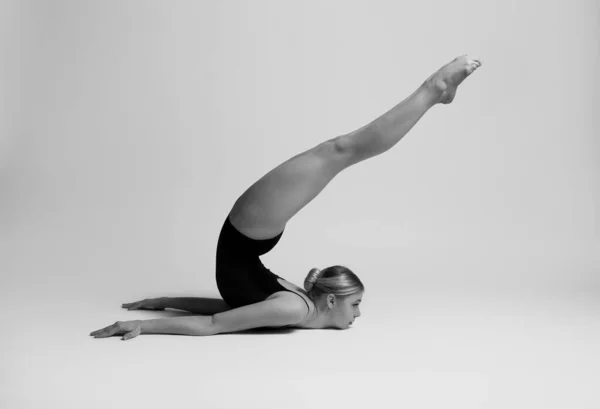 Beautifull Flexible Blonde Girl Posing Gymnastics — Stock Photo, Image