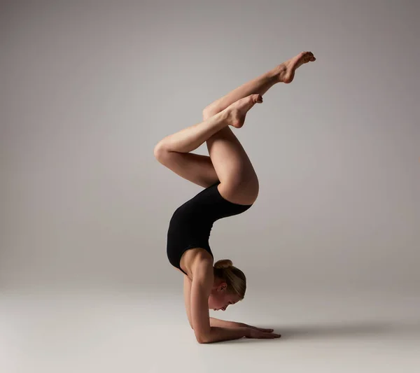 Belle Fille Blonde Flexible Posant Gymnastique Images De Stock Libres De Droits