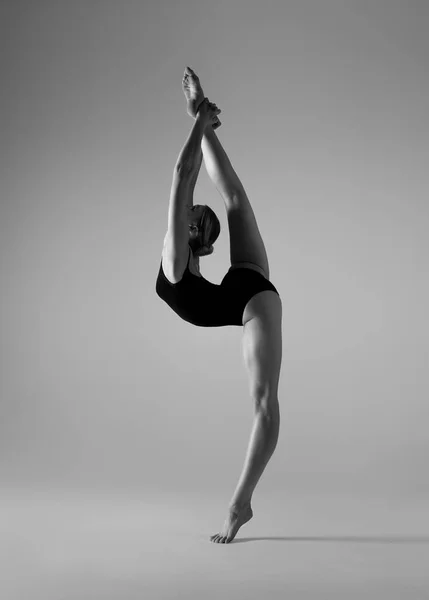 Belle Fille Blonde Flexible Posant Gymnastique Image En Vente