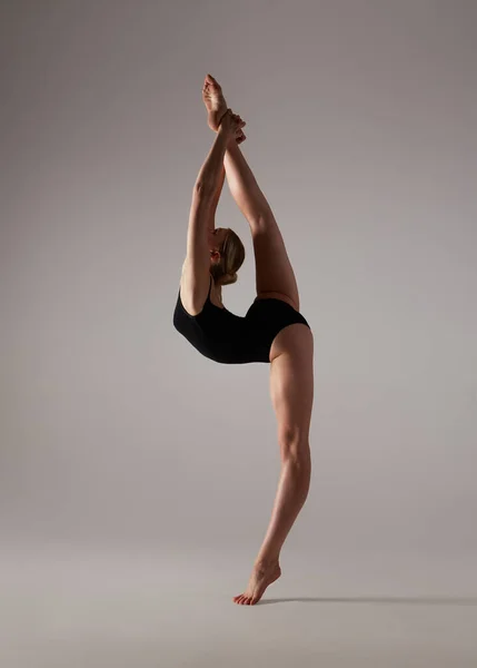 Belle Fille Blonde Flexible Posant Gymnastique Photo De Stock