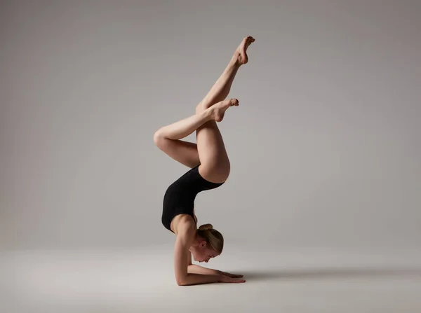 Belle Fille Blonde Flexible Posant Gymnastique Photo De Stock