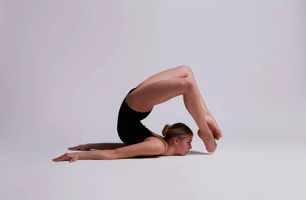 Belle Fille Blonde Flexible Posant Gymnastique Images De Stock Libres De Droits