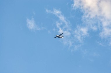 Uçak bulutlu gökyüzünde uçuyor