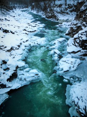 Yeşil suyla kaynayan dağ nehri          