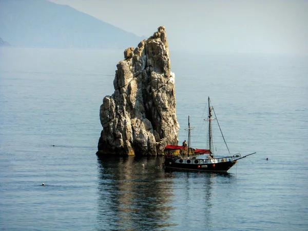 Denizde Kahverengi Kaya — Stok fotoğraf