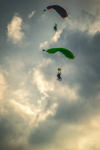 Pára Quedistas Descendo Céu Nublado — Fotografia de Stock