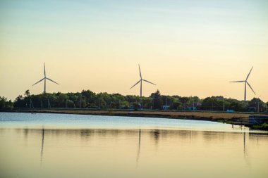 Gökyüzü arkaplanlı yeşil enerji