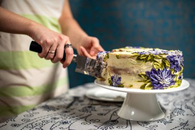 Mor çiçekli bisküvi kremalı pasta.