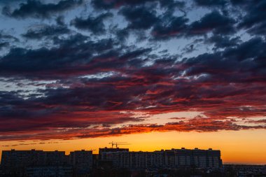 Dramatik gökyüzünde kıpkırmızı gün batımı