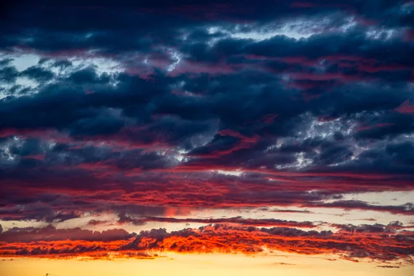 劇的な空の真紅の夕日 — ストック写真