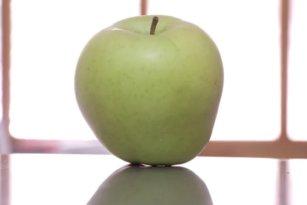 Green apple on table — Stock Photo, Image